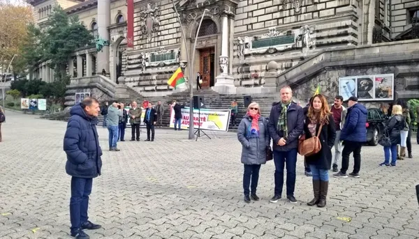 isvec-ve-isvicrede-skandal-pkkypg-ve-feto-birlikte-gosteri-yapti-1669057767212.jpg İsveç ve İsviçre'de skandal! PKK/YPG ve FETÖ birlikte gösteri yaptı: İadesi istenen Bülent Keneş de boy boy poz verdi! - 8