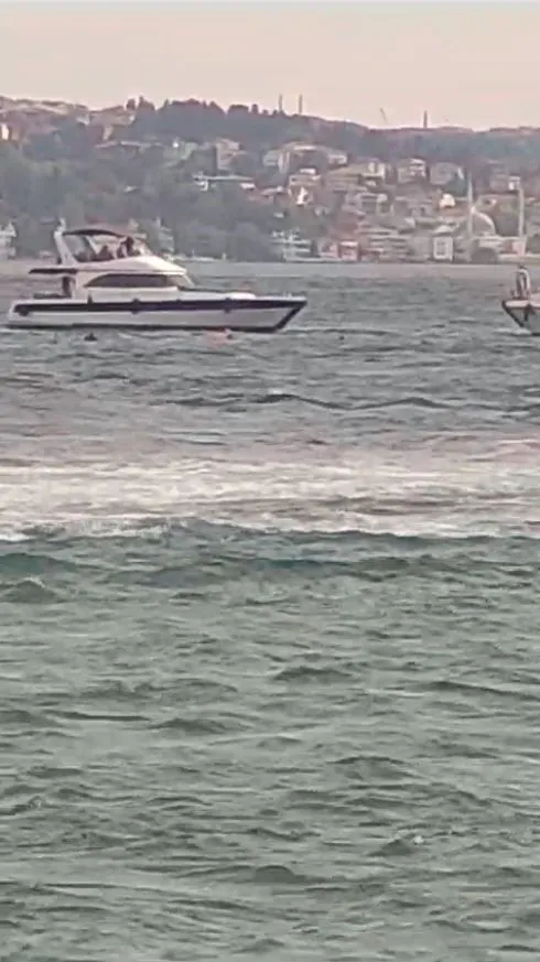 1695660701970.jpg İstanbul'da panik anları! Boğaz'ın serin sularına gömüldü - 2