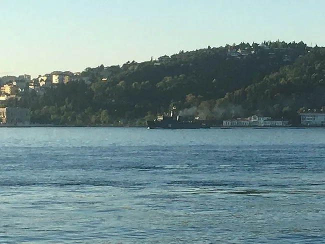 2 Rus askeri gemisi peş peşe İstanbul Boğazı’ndan geçti