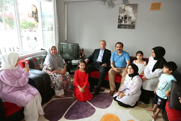 1659203037316.jpg Başkan Erdoğan çay teklifini kıramadı! Ordu'da Yeşilyurt ailesinin evine ziyaret - 3