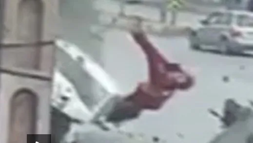 1714573498221.jpg Dehşet veren kaza güvenlik kamerasında! Metrelerce havaya uçtu yolda sürüklendi! Mersin'deki kazada yürek yakan an... - 2