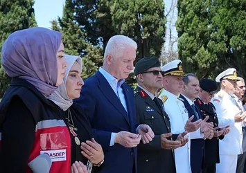 İstanbul Valisi Gül'den Edirnekapı Şehitliği'ne ziyaret