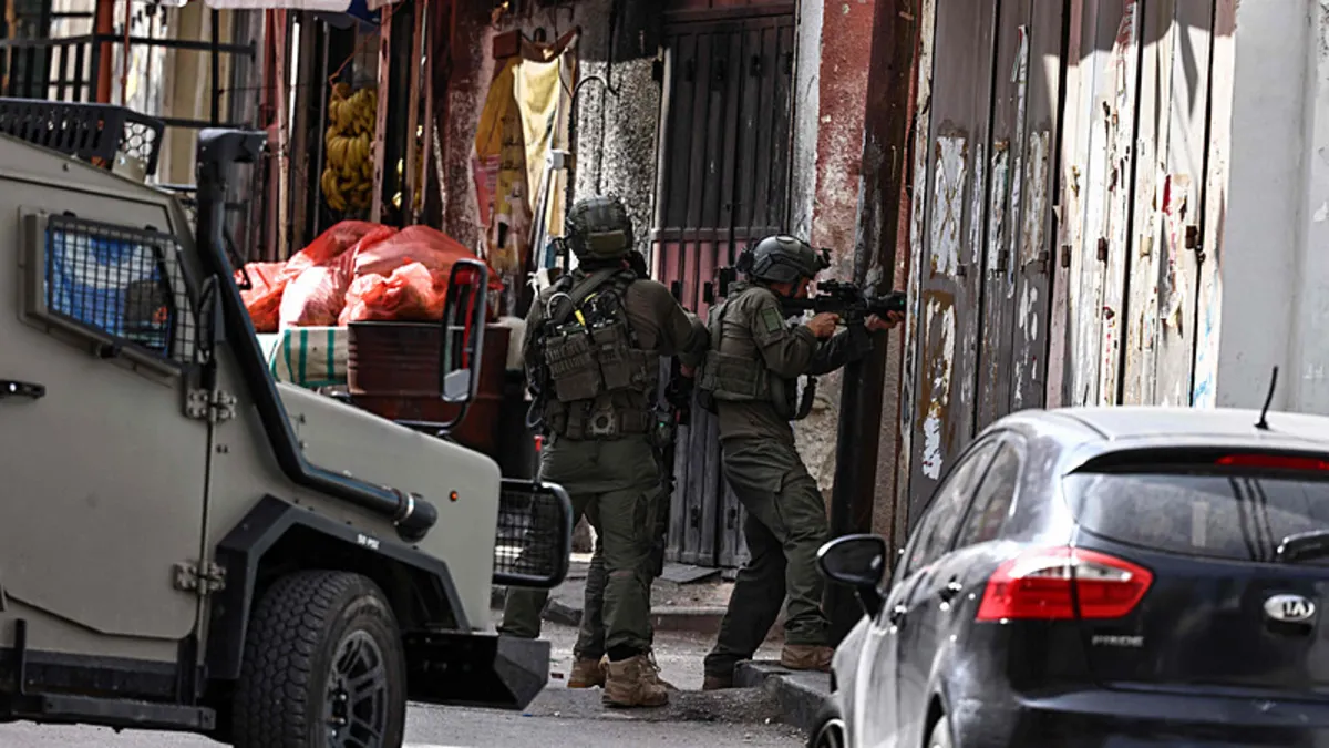 İsrail işgal güçlerinden Batı Şeria'da barbarlık: 100 Filistinli gözaltında