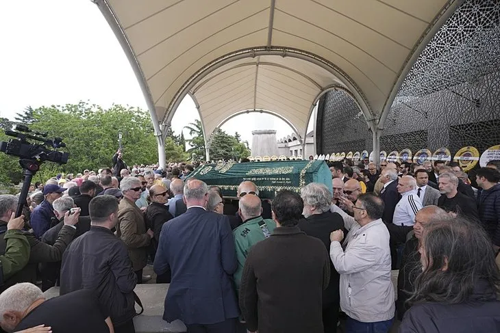 İlhan Şeşen son yolculuğuna uğurlandı! Cenaze töreninde talihsiz olay