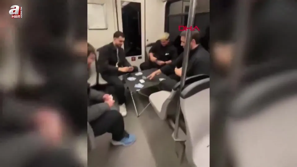 Metroda masa kurup oyun oynadılar