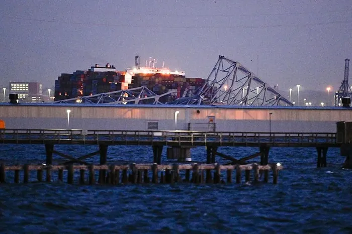 ABD’de gemi üzerinde trafik olan köprüye çarpıp yıktı! İşte Francis Scott Key Köprüsü’nün yıkılma anı...