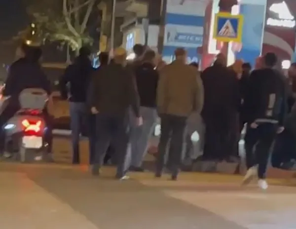 1670884135595.jpg Kadını taciz eden şahsa meydan dayağı! Sokak ortasında darp edildi! İşte o anlar... - 2