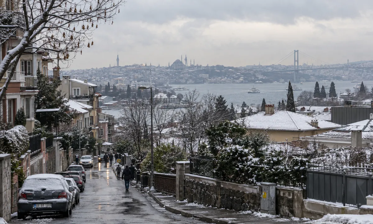 16-eylul-hava-durumu-istanbula-saganak-uyarisi-1789539849484.png Güneydoğu Anadolu’da 35 derece civarında seyreden sıcaklıklar, gece saatlerinde düşerek günün bunaltıcı etkisini azaltıyor.