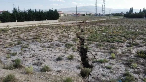 Afyonkarahisar'da vatandaşı korkutan yarık! Sabah uyandıklarında böyle buldular - 4