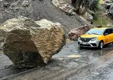 Hakkari’de yola kaya düştü!