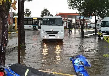 Ayvalık'ta eğitime yağmur engeli