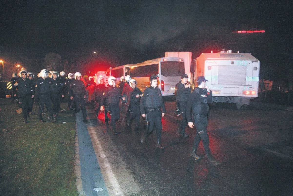 Ambarlar’da bin polisle yıkım
