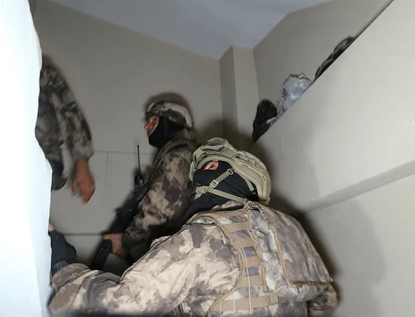 Bursa'da uyuşturucu satıcılarına şafak operasyonu - 1
