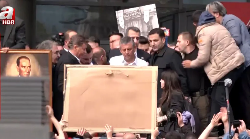 Özgür Özel 'Yakışanı yaptık' diyerek CHP Genel Merkezi'nden ayrıldı