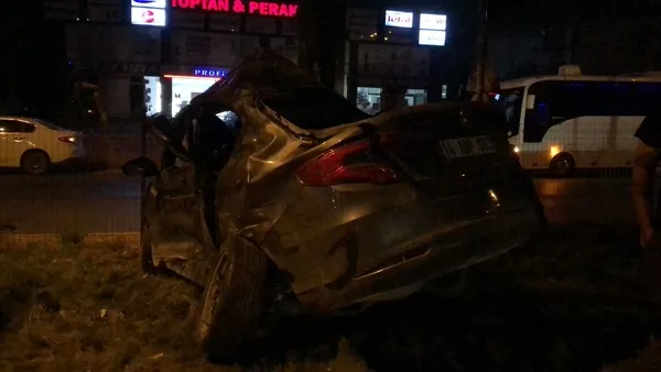 1693447573383.jpg Minibüs ile otomobil arasında feci kaza! Kağıt gibi ezilen araçtan sağ çıktılar - 2