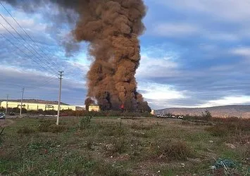 İzmir'de plastik kasa fabrikasında yangın