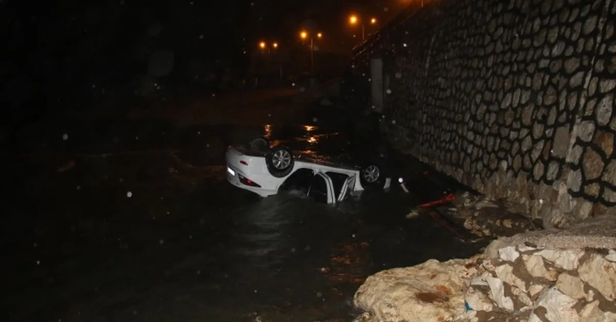 Kontrolden çıkan otomobil denize uçtu