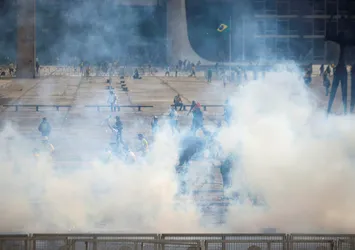 Brezilya'da ortalık karıştı! Binlerce Bolsonaro destekçisi Kongre binasını bastı! Polisten gazlı müdahale