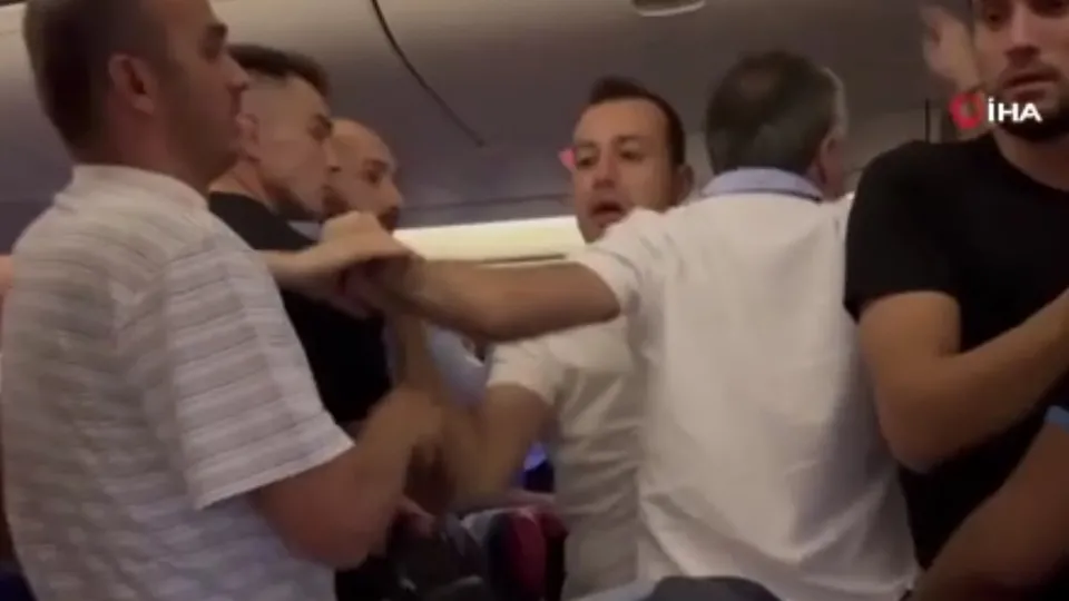 Gaziantep FK’nın olduğu uçakta kavga! Pilot yolcuyu uçaktan indirmeye çalıştı, futbolcular araya girdi