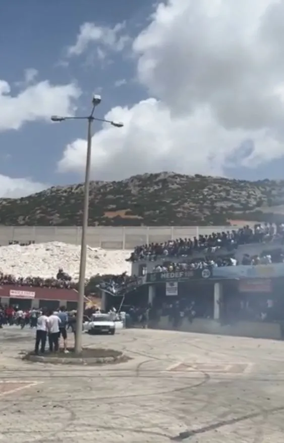 antalyada-drift-festivalinde-facia-izleyenlerin-oldugu-balkon-coktu-o-anlar-kamerada-1651667791596.jpg Antalya’da drift festivalinde facia! İzleyicilerin olduğu balkon çöktü: O anlar kamerada - 1