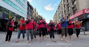 İzmir Büyükşehir Belediyesi işçilerinden çıplak ayaklı eylem
