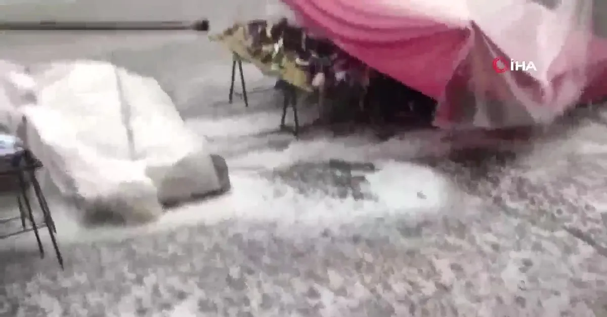 Bolivya'da şiddetli dolu fırtınası! Her yer beyaza büründü