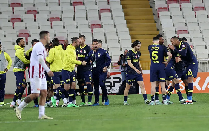 canli-anlatim-fenerbahce-kritik-sivasspor-deplasmaninda-kritik-virajda-1713810372877.jpg Fenerbahçe'ye Sivas'ta ağır yara! Kanarya kritik maçta yenişemedi - 2