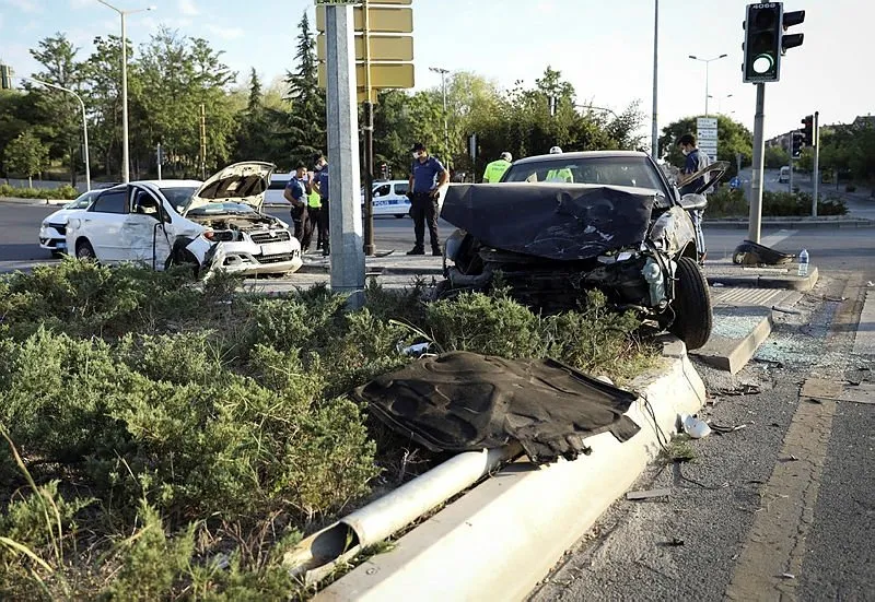 Ankara Da 2 Otomobil Carpisti 4 Yarali A Haber En Son Haberler