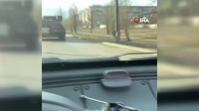 Ukraynalı kadının Rus tankına molotoflu saldırı anı! - 1