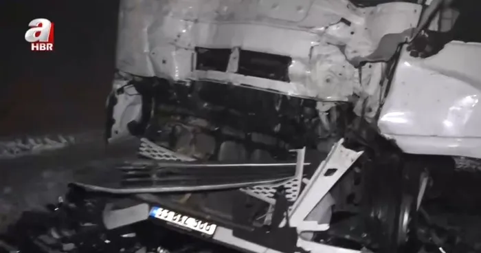 sanliurfada-zincirleme-felaket-7-tir-birbirine-girdi-2-yarali-a-haber-bolgede-1767287706152.jpg A Haber muhabiri Mehmet Geçgel, kaza bölgesine giderek son gelişmeleri aktardı. (Ekran görüntüsü)