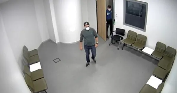 1630650261743.jpg İsveç'e kaçmıştı! 24 suçtan aranan doktor FETÖ'cü İstanbul Havalimanı'nda yakalandı - 2
