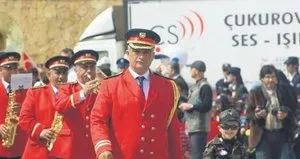 Bando Şefi’ni ot temizlemeye gönderdiler