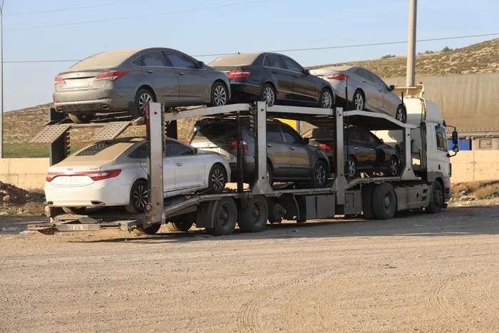 1749622465212.jpg Uzak Doğu'dan getirilen yüzlerce ikinci el araçlar Suriye'ye taşınıyor (İHA)