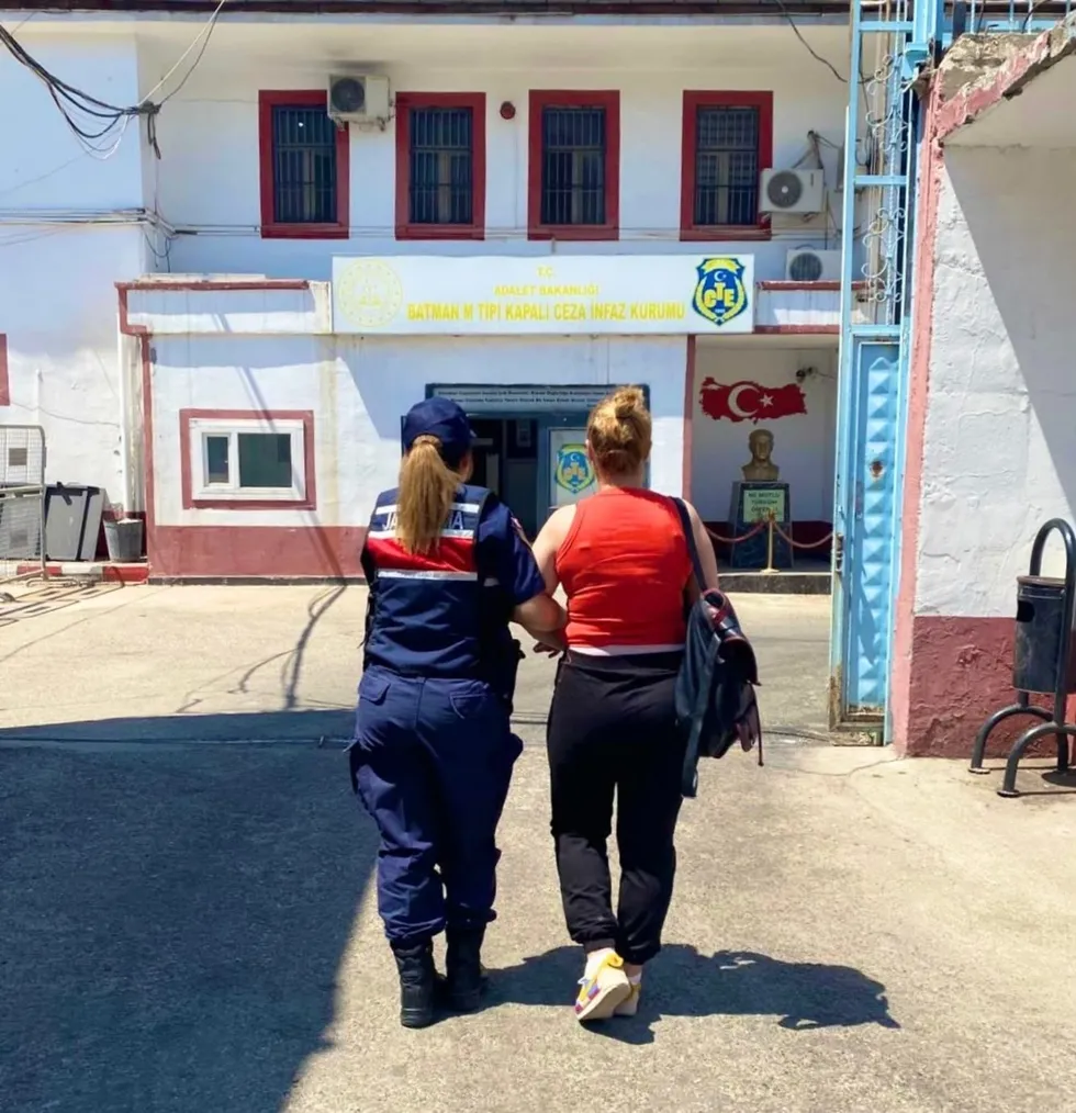 Batman’da JASAT operasyonu! Uyuşturucu ticaretinden 15 yıl hapis cezası bulunan firari kadın hükümlü yakalandı - 1