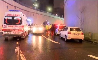 besiktasta-kontrol-noktasindan-kacmaya-calisan-araba-polis-otolarina-carpti-3-polis-yaralandi-1647324776792.jpg Beşiktaş'ta kontrol noktasından kaçmaya çalışan araba polis otolarına çarptı: 3 polis yaralandı - 7