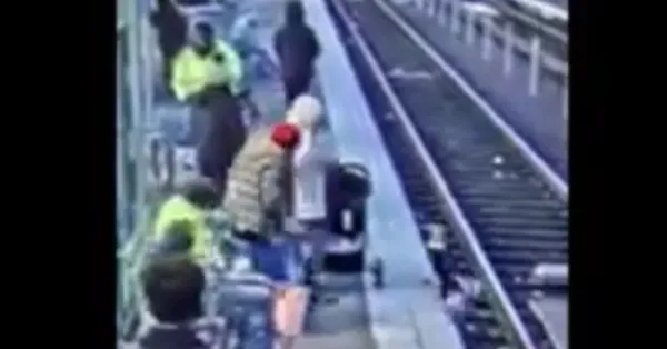 ABD’de dehşete düşüren olay! 3 yaşındaki çocuğu herkesin gözü önünde tren raylarına attı