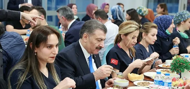 Bakan Fahrettin Koca, Sakarya’da sağlık çalışanlarıyla iftar yaptı