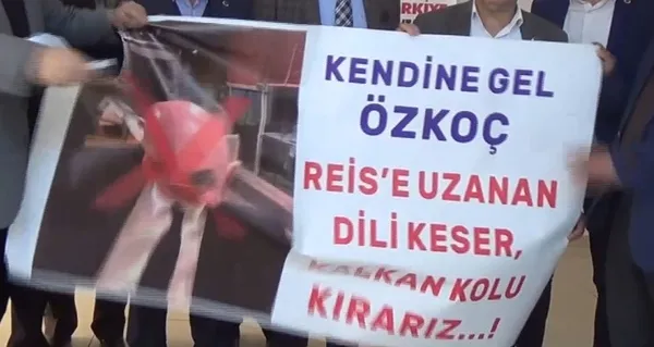 Muhtarlardan Başkan Erdoğan’a hakaret eden CHP’li Engin Özkoç’a sert tepki! Pankartı parçalayıp yaktılar