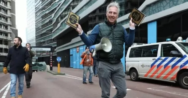 Hollanda’da Kur’an-ı Kerim’e yönelik alçak saldırı! Irkçı PEGIDA lideri Türkiye’nin Lahey Büyükelçiliği önünde…