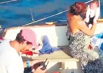 1 günlük çocuklarını denizle tanıştırdılar