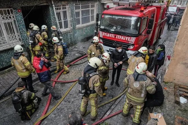 İstanbul’da 2 katlı bina alevlere teslim oldu: İlk önce camlar patladı ardından patlama oldu - 3