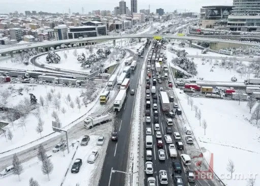 İstanbullunun kabus gecesi! 15 saattir yolda kalan vatandaş: Su ve bisküvi ile duruyorum 12