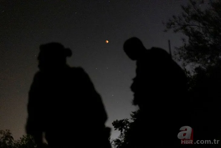 Kanlı Ay Tutulması’nda göçmen nöbeti! Teksas Ordusu Ulusal Muhafızları silahla göçmen bekledi