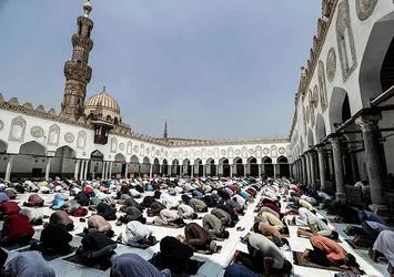 Mısır'da 5 ay aradan sonra ilk cuma namazı