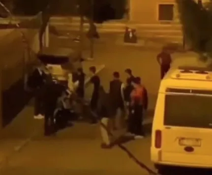 pendikte-sokak-ortasinda-kucaginda-cocuk-olan-kadina-siddet-anlari-kamerada-1649746535600.jpg Pendik'te sokak ortasında kucağında çocuk olan kadına şiddet anları kamerada - 2
