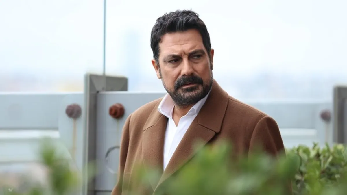 Can Borcu'nun Mehmet'i Bülent İnal'ın sarışın eşi güzelliğiyle mest etti!