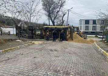 İSKİ çalışmasında yol çöktü kamyon devrildi: Sürücü hastaneye kaldırıldı