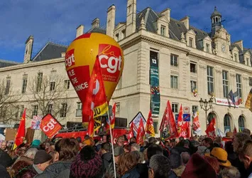 Fransa'da flaş grev kararı! İşçiler elektrik üretimini kısıtladı