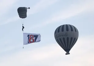 JÖAK'tan nefes kesen paraşüt gösterisi