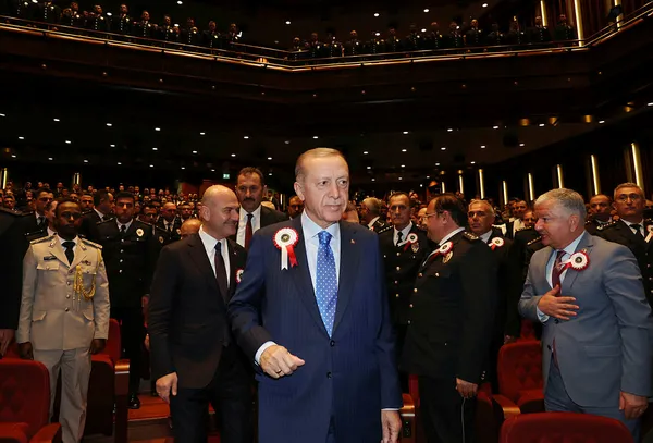 baskan-recep-tayyip-erdogandan-polis-akademisi-mezuniyet-toreninde-son-dakika-aciklamalari-1667322826968.jpg Başkan Erdoğan'dan Kılıçdaroğlu'nun uyuşturucu iddiasına sert tepki: Güvenlik güçlerimizi ucuz siyasi oyunlara meze yaptırmayız - 4